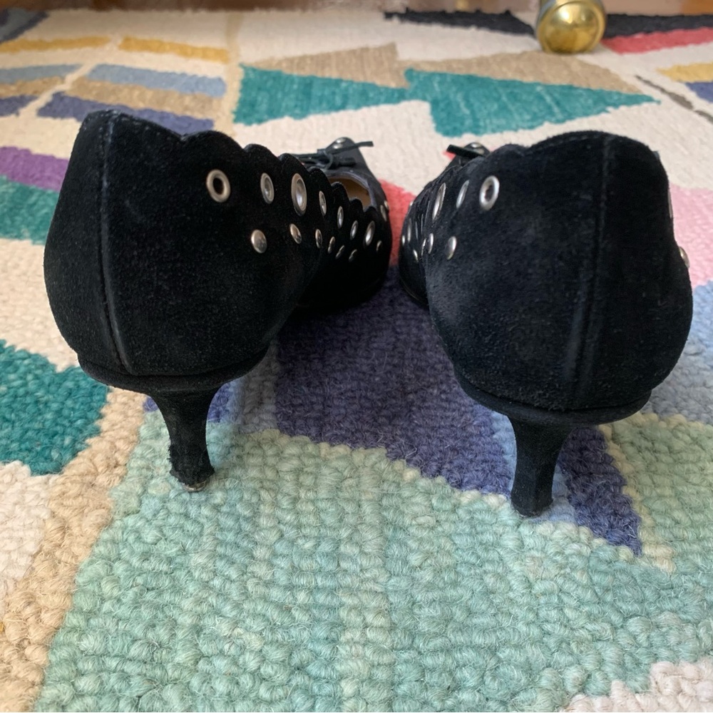 Sacco Black Suede Grommet Pointy Toed Scalloped Edge Kitten Heel Pumps Size 8 38 - Picture 11 of 16